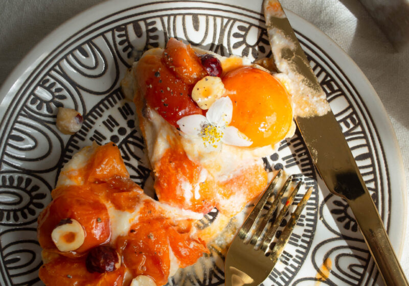 Тост с миндалем, рикоттой и медовыми абрикосами