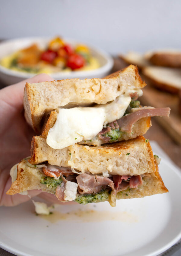 итальянский сэндвич с песто, ветчиной и плавленной моцареллой