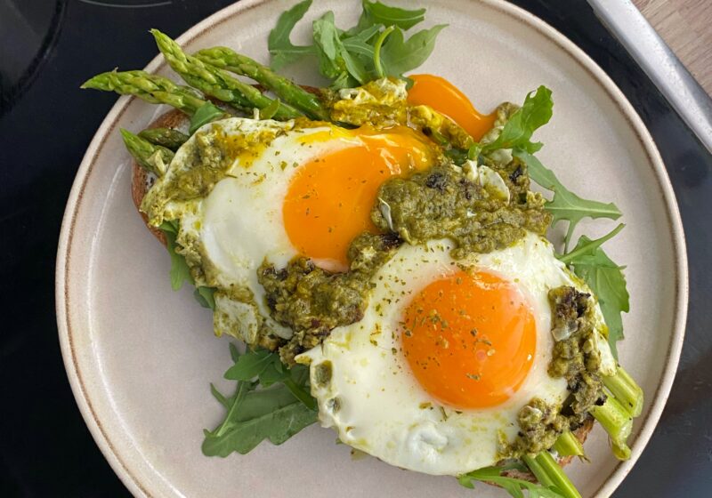 Яичница с песто на тосте с творожным сыром, спаржей и рукколой