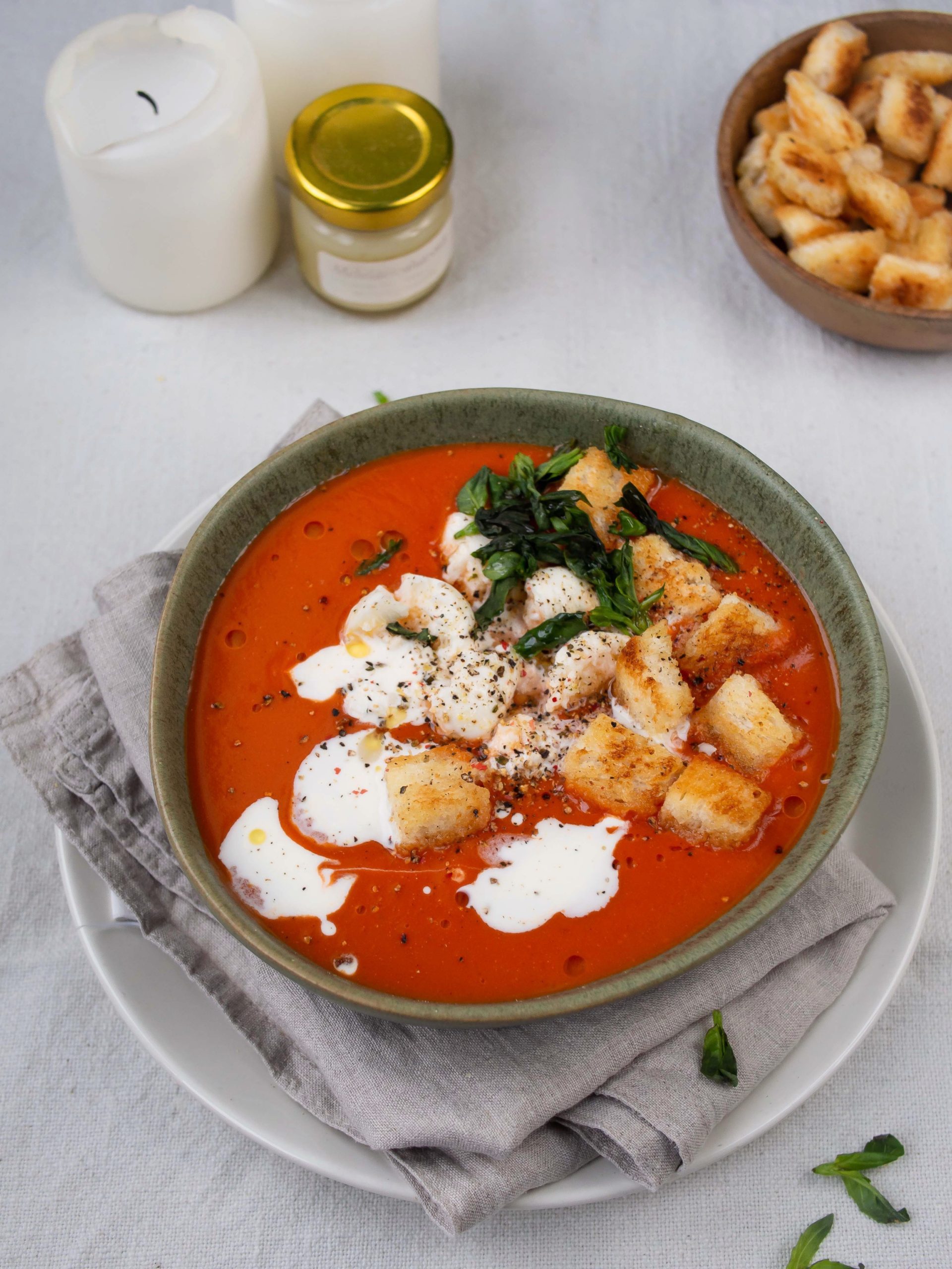 Томатный  суп из 4-х ингредиентов с моцареллой и базиликом