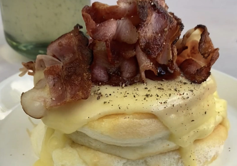 Японские панкейки с голландским соусом и беконом