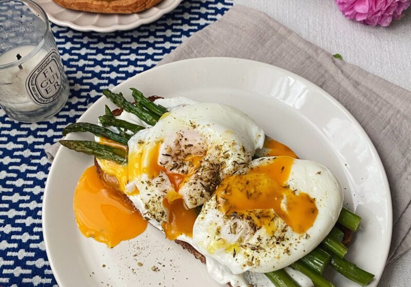 Тост с яйцами-пашот, спаржей, лабне и за’атаром